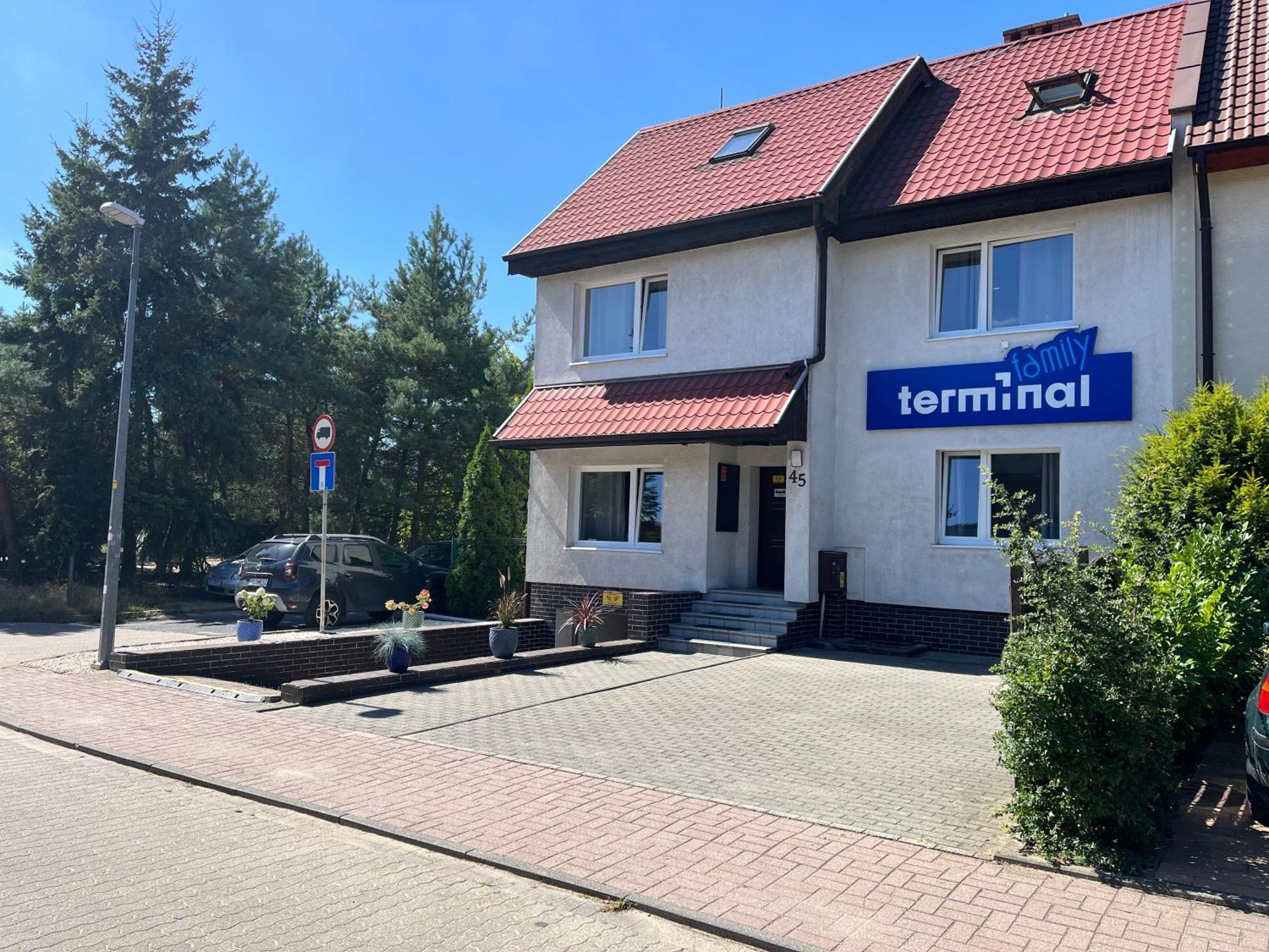 Terminal Family Airport Vandrarhem Poznań Exteriör bild