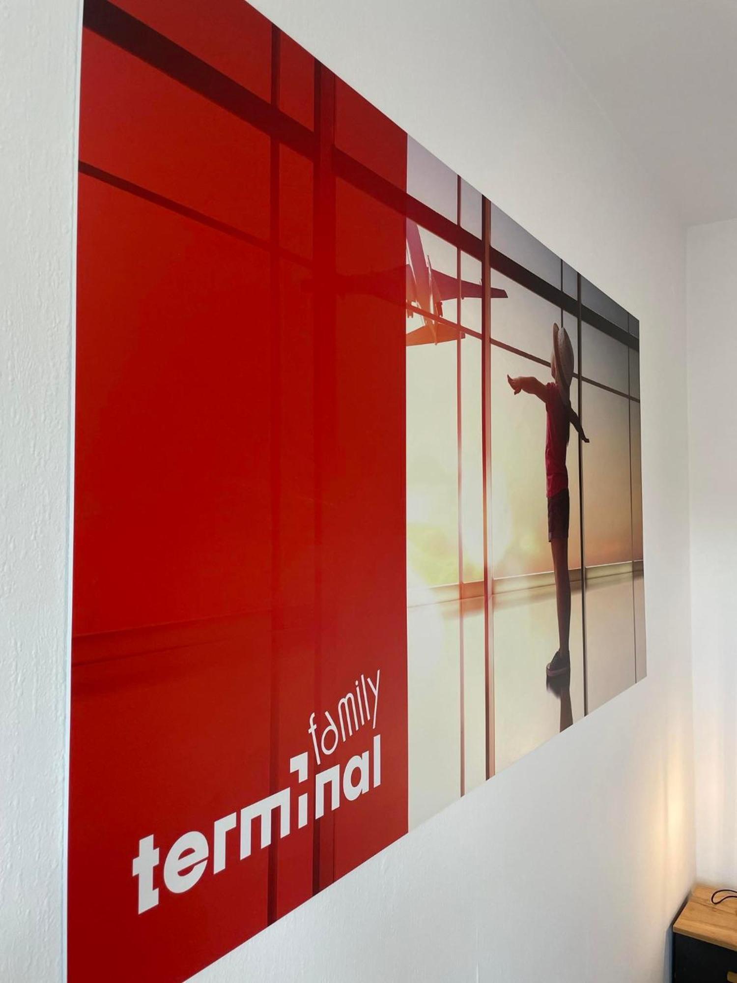 Terminal Family Airport Vandrarhem Poznań Exteriör bild
